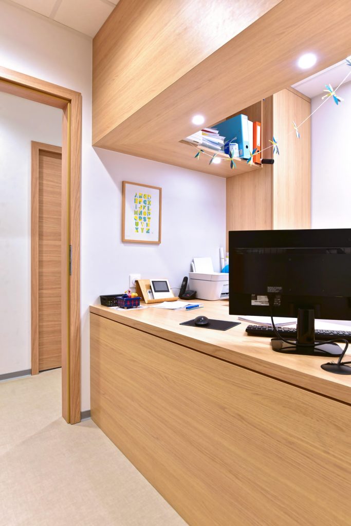 Bureau accueil sur mesure par Menuiserie Doppler