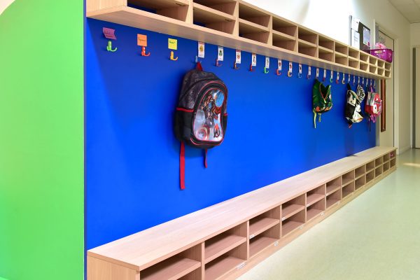 Mobilier sur mesure pour écoles : casiers et crochets pour les élèves