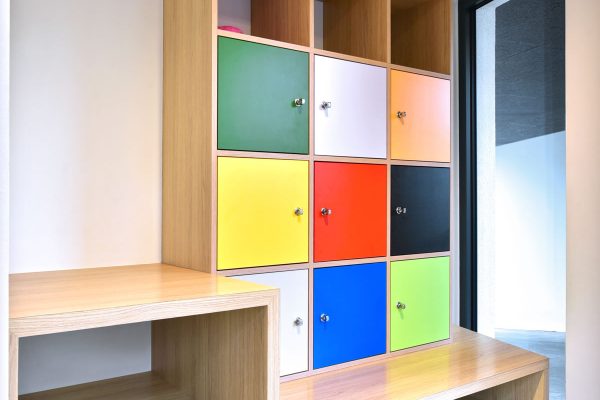 Mobilier sur mesure pour écoles : casiers multicolores