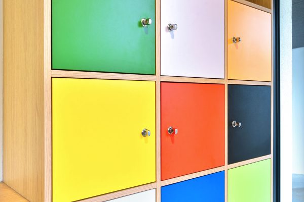 Mobilier sur mesure pour écoles : casiers multicolores