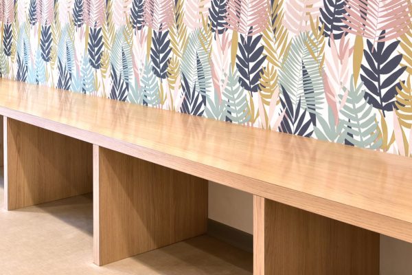 Mobilier sur mesure pour écoles - banc en bois