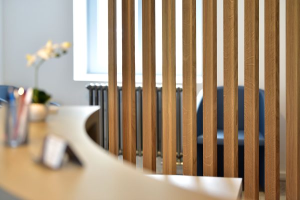 Aménagement d'espaces professionnels avec la Menuiserie Doppler - habillages bois